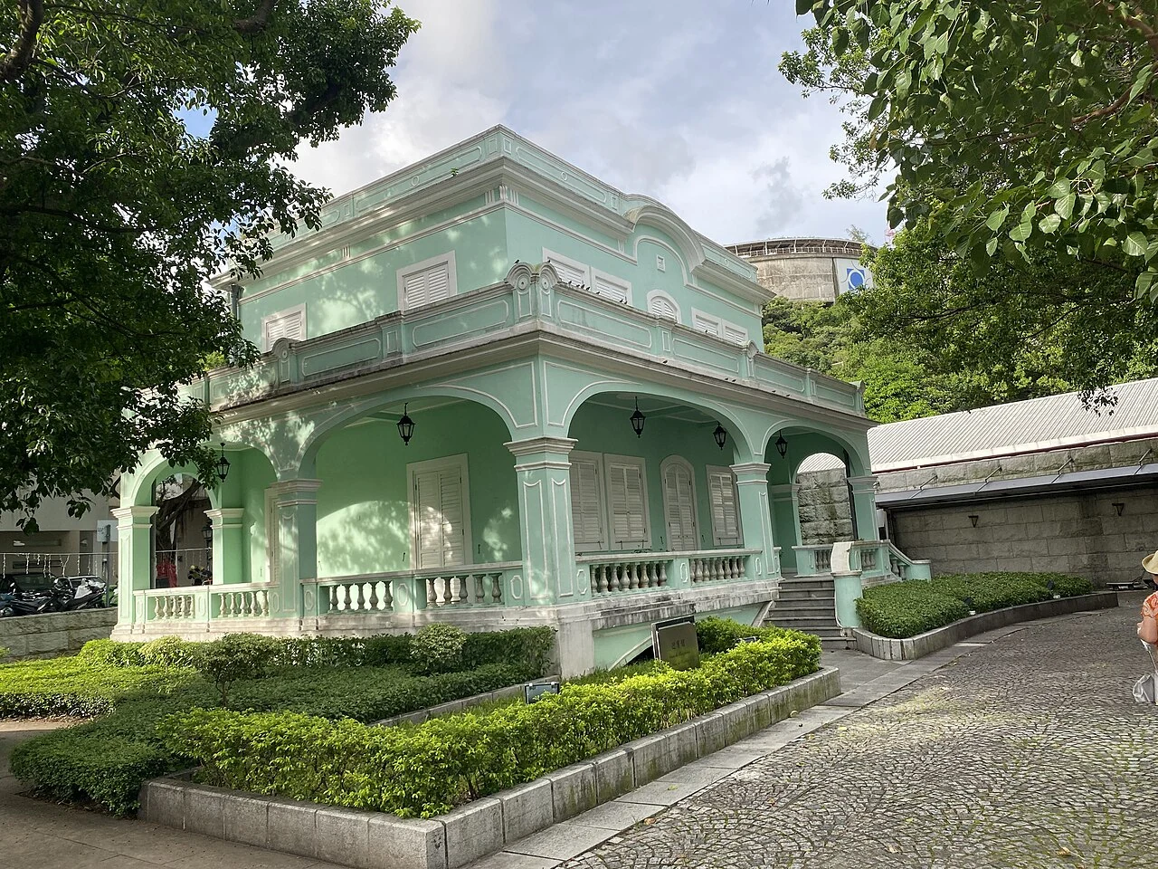 Las antiguas residencias de color verde pálido de las Casas de Taipa.