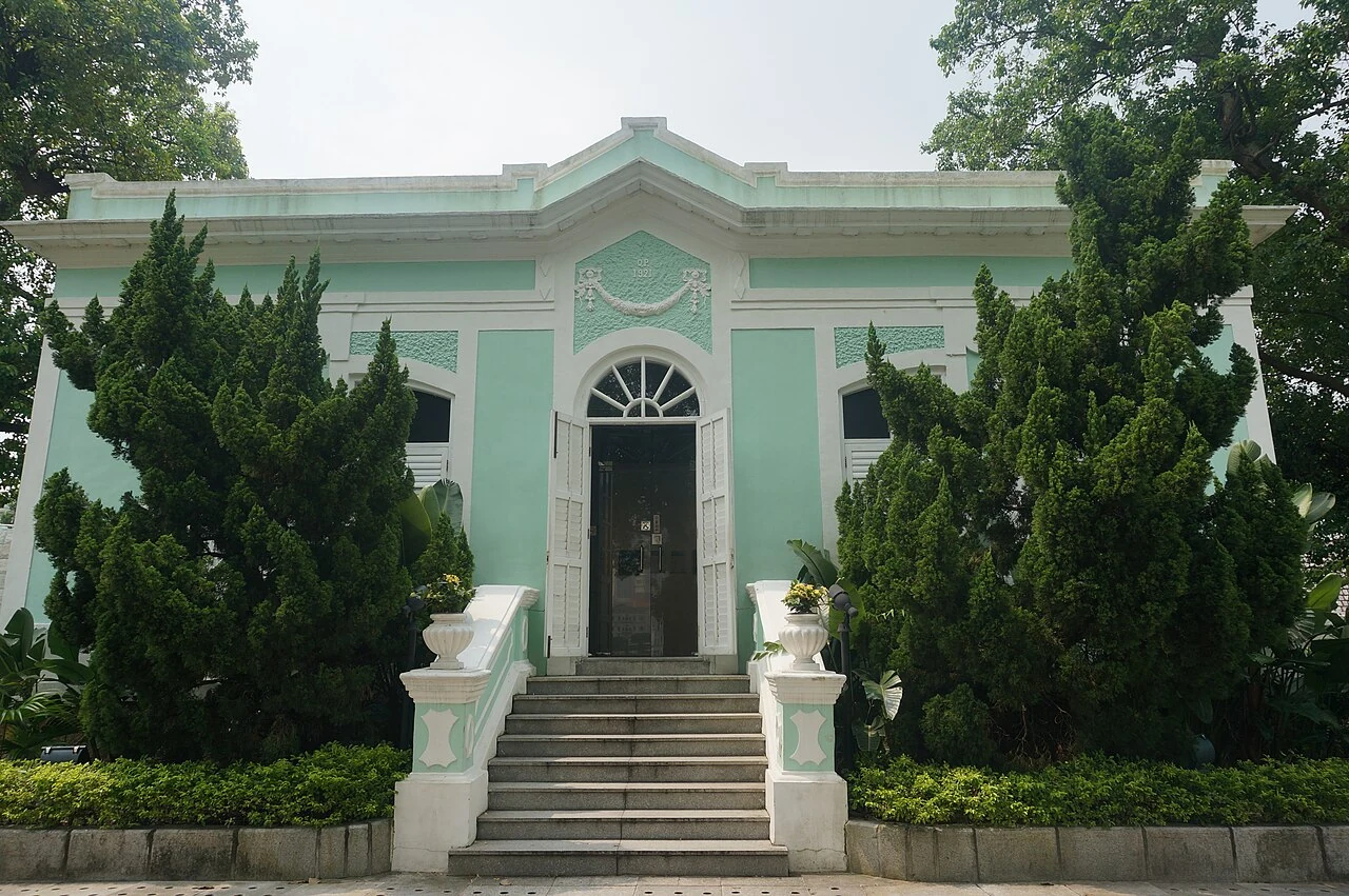 Las antiguas residencias de color verde pálido de las Casas de Taipa.