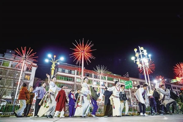 راقصو غووتشوانغ تحت الأضواء في ساحة بتشامدو.