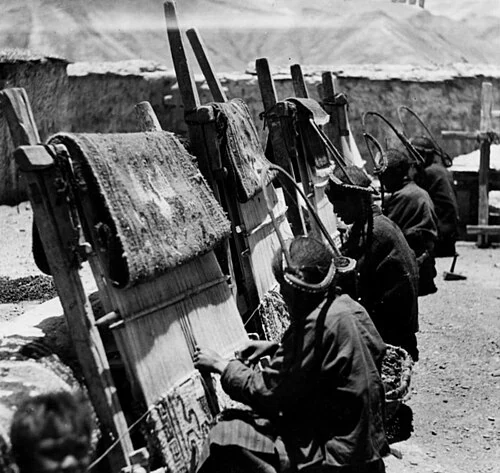 Photographie d’archive du tissage de tapis à Gyantsé, en 1938 ; le catalogue des Archives fédérales allemandes indique un atelier à Pala.