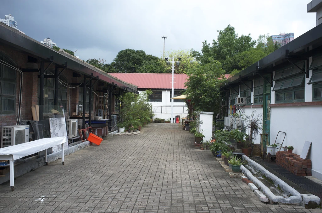 Cour du Cattle Depot Artist Village entre d’anciens bâtiments industriels.