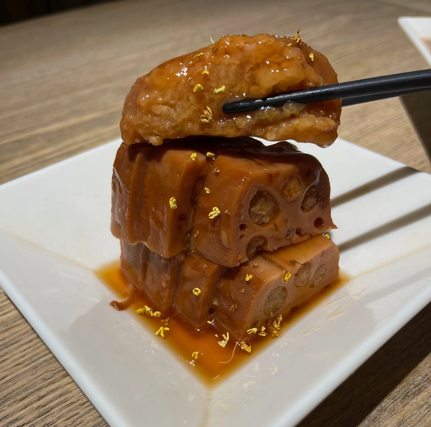 Loto relleno de arroz con osmanto · En el plato
