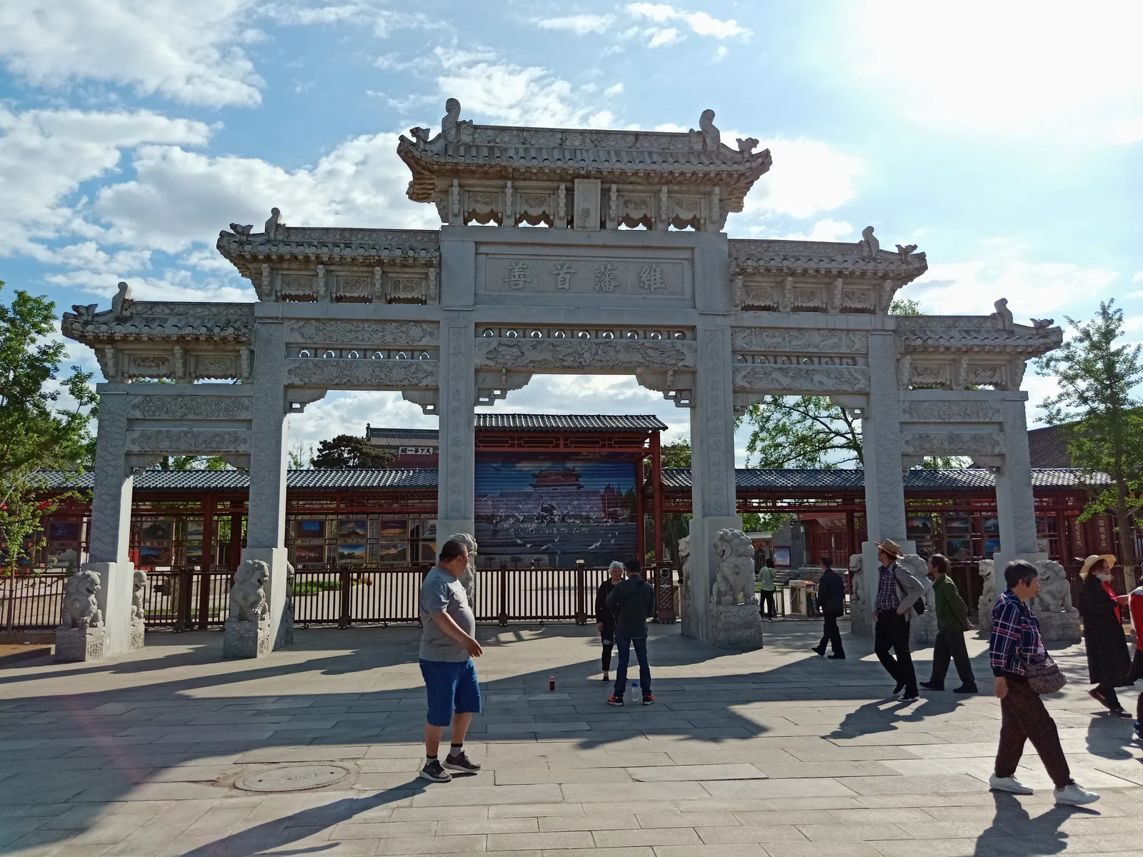 El arco de piedra ante la primera puerta del cielo, en Shanhaiguan, donde la muralla Ming llega al mar de Bohai.