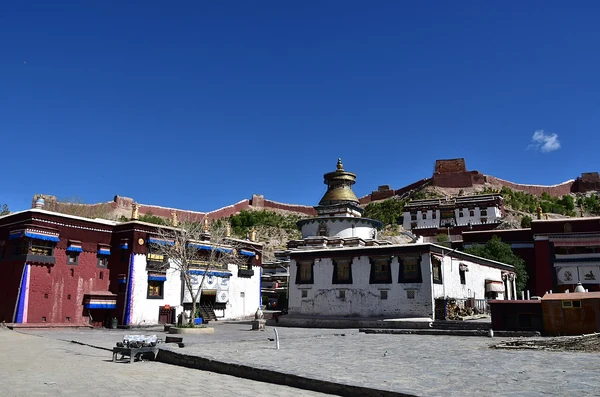 La cour et les galeries de la demeure de Pala à Gyantsé.