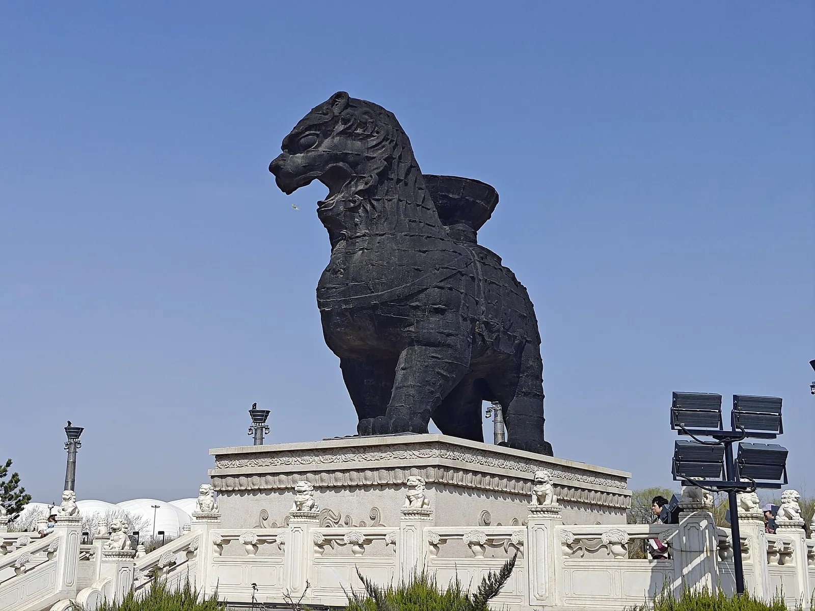 Der eiserne Löwe von Cangzhou, ein Guss von 953, im Park der Stadt.