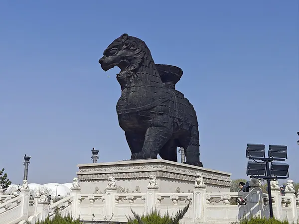 Der eiserne Löwe von Cangzhou, ein Guss von 953, im Park der Stadt.