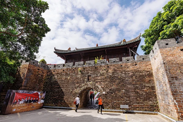 Der Osttor-Turm über der steinernen Wehrmauer der Festung Dapeng.