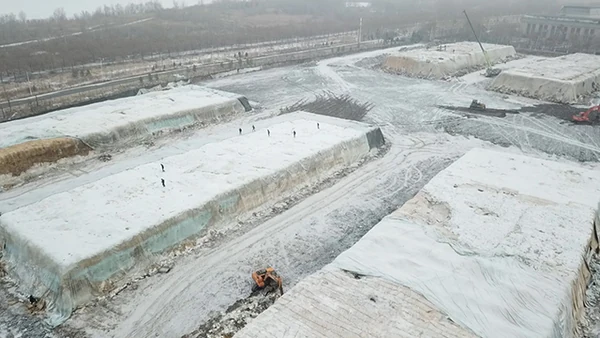 Gestapelte Eisblöcke auf einem Lagerplatz