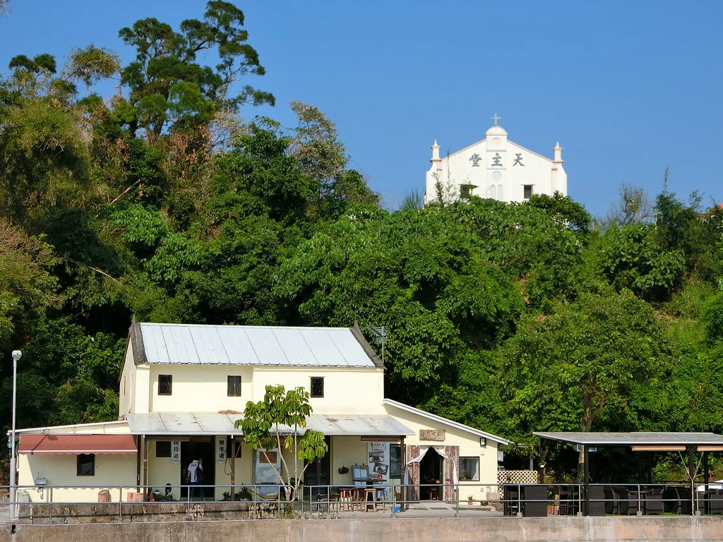 Die St.-Josephs-Kapelle auf Yim Tin Tsai, vom Ufer aus gesehen.