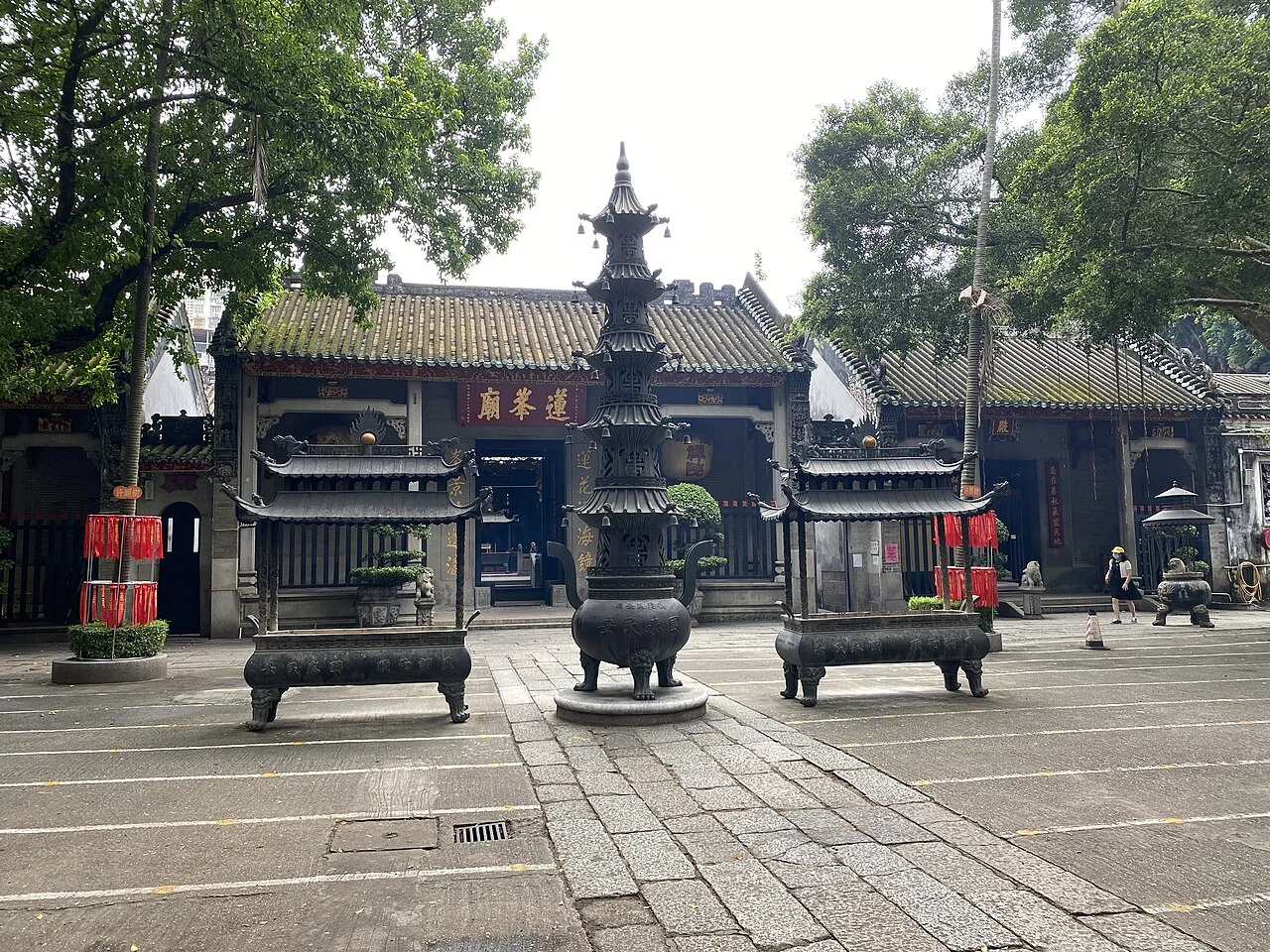 마카오 린퐁 사원 입구의 안뜰.
