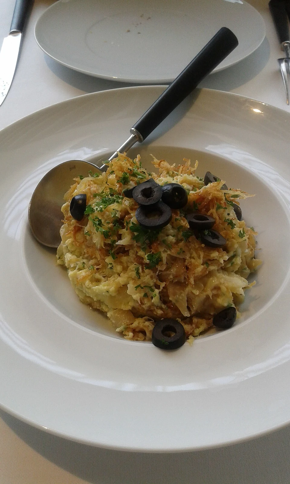 Une portion de bacalhau à Brás ; photographie comparative d’un plat, lieu indiqué selon la page source.