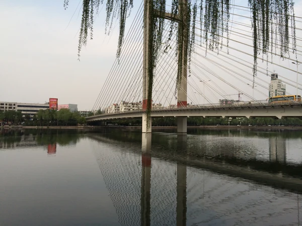 Uma ponte sobre a água no distrito de Shihe, Xinyang